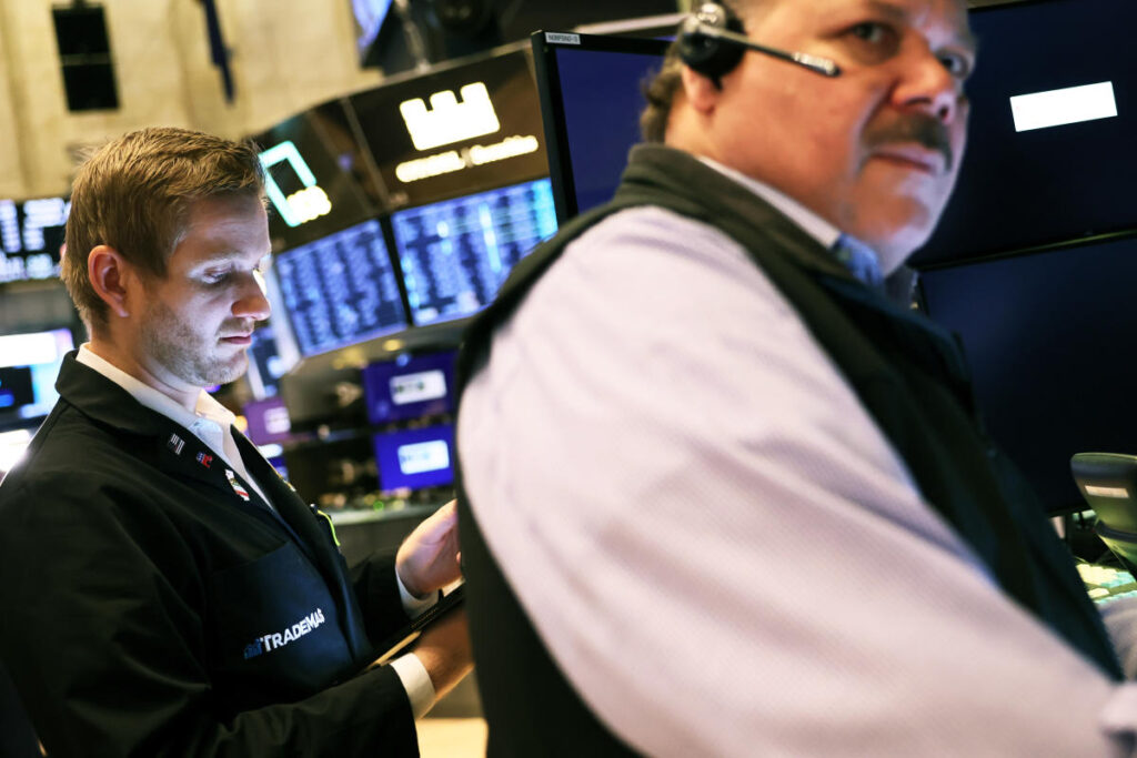 Stocks rise against backdrop of Fed comments, China COVID surge