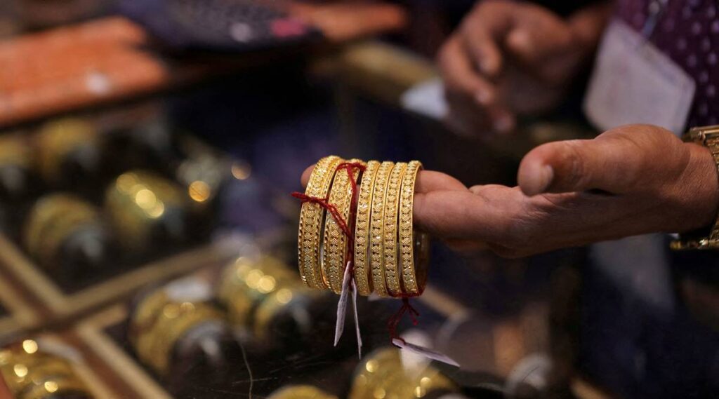 Gold and silver rates inch higher in domestic market on firm global cues