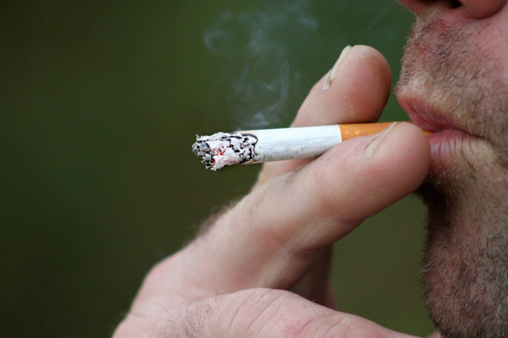 Heavy smokers with severe periodontitis receive no benefit from treatment