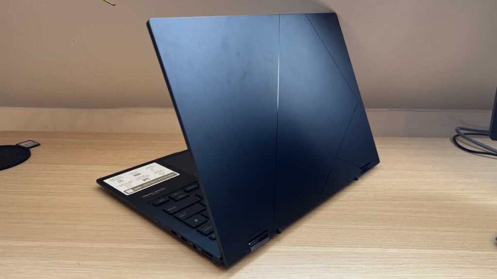 Asus Zenbook 14 Flip OLED (2023) - tent mode