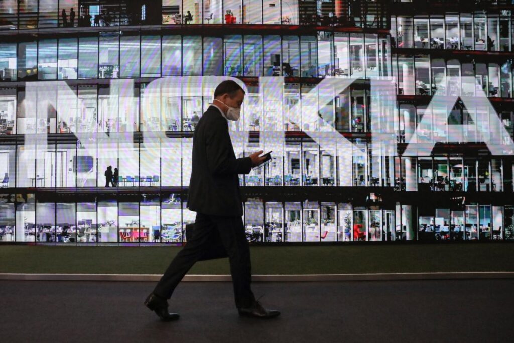 Nokia Misses Estimates Citing Squeeze on Customer Spending