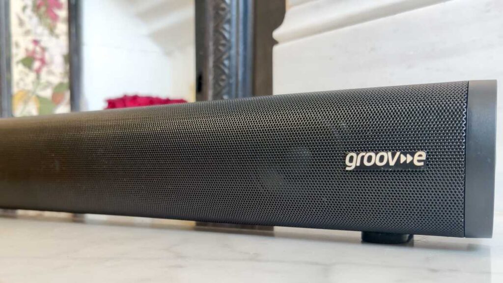 Groov-e Soundbar 75 on a wooden floor