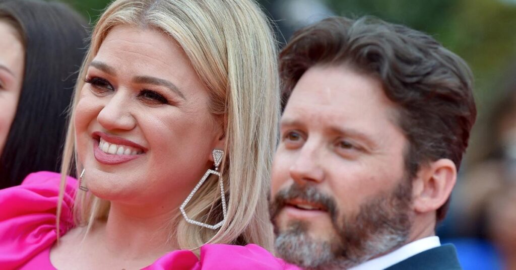 Kelly Clarkson Tries Hypnosis to Help Singer Get 'Past Her Divorce': Sources