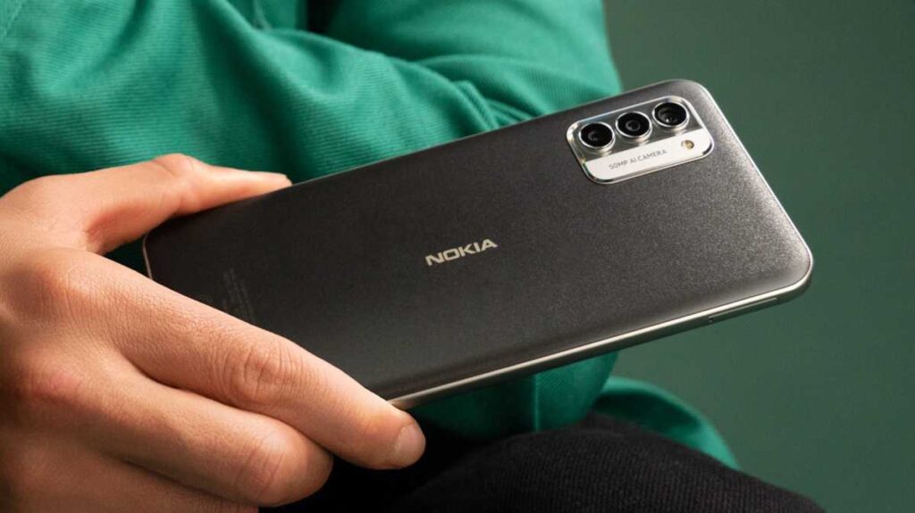 Nokia G42 5G - someone taking a selfie with purple model