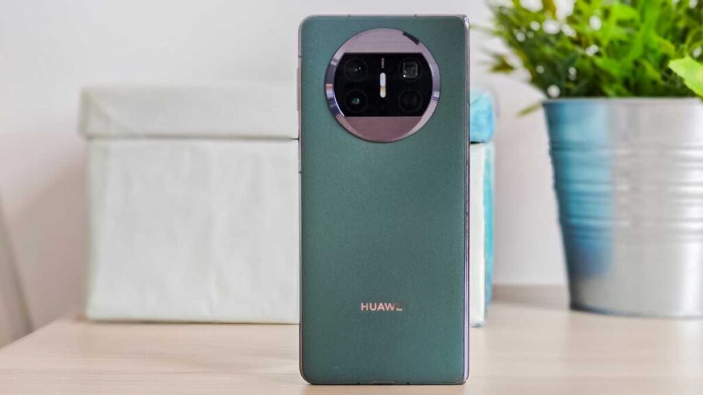 Huawei Mate X3 unfolded display screensaver