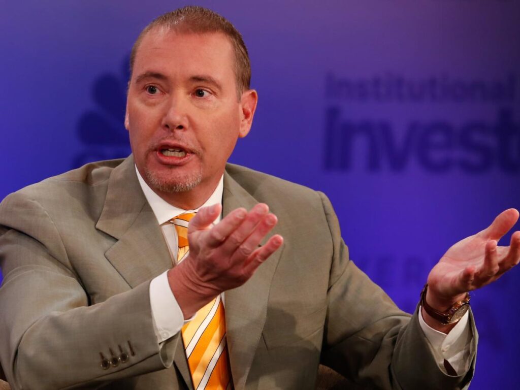 Billionaire bond king Jeffrey Gundlach's 'fire alarm' is going off in the economy as Treasury yields break below a key level