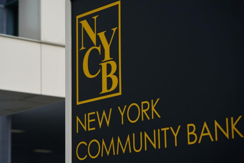 NYCB’s Credit Grade Is Cut to Junk by Moody’s