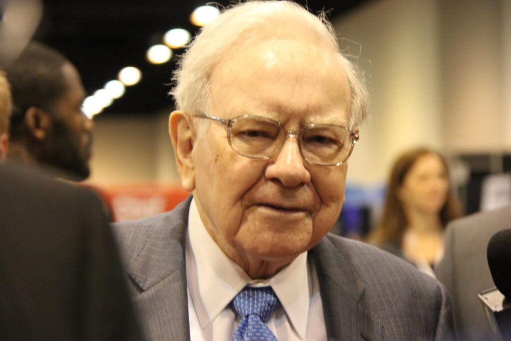 Warren Buffett Is Selling Bank of America Stock and Buying This High-Yield Investment Instead