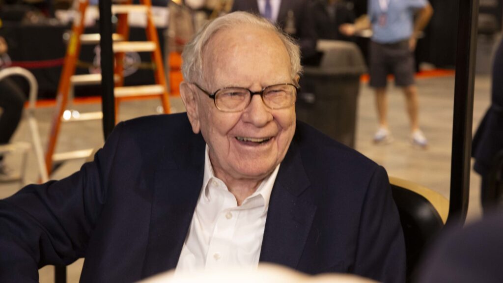 Investors are piling into big, short Treasury bets with Warren Buffett