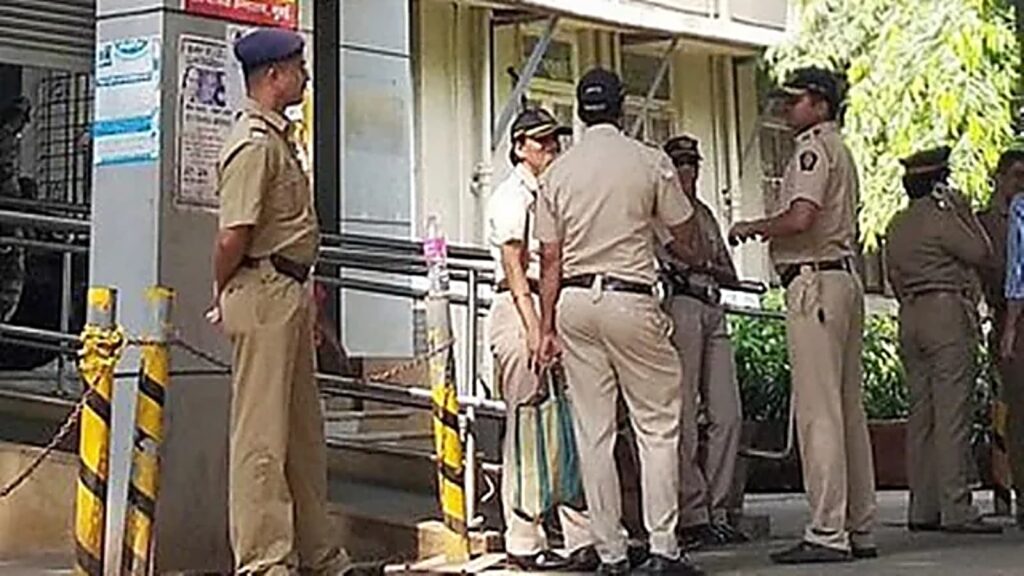 2 masked men break into senior citizens’ house in Bengaluru’s Cooke Town, rob gold, cash, ATM cards | Bangalore News