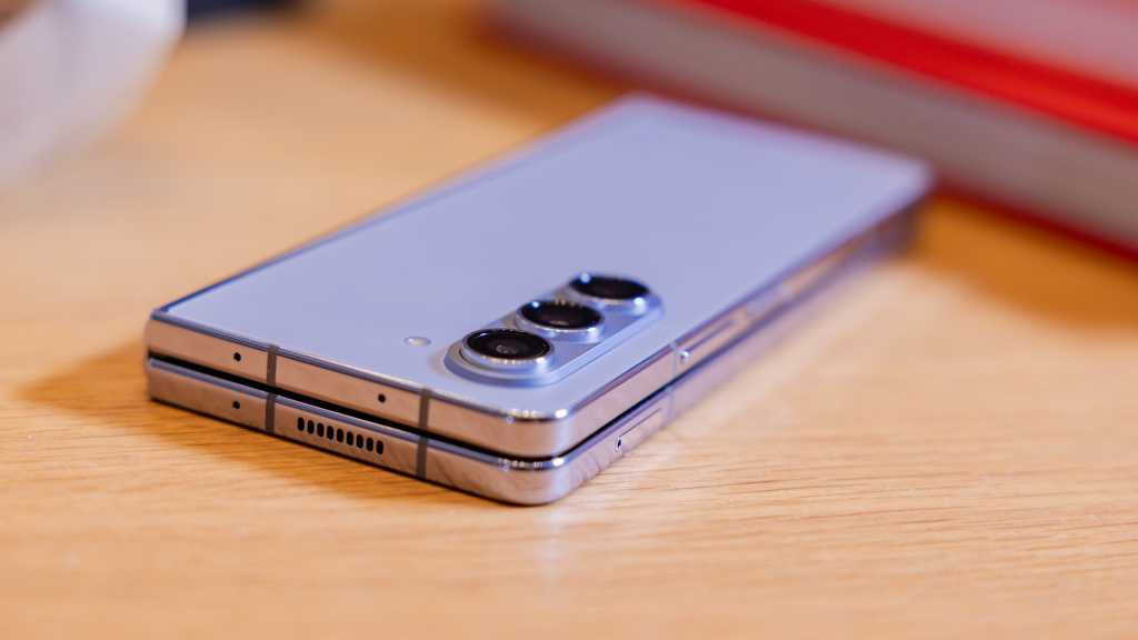 Samsung Galaxy Phone Online Exclusive Colours Causing Repair Issues Galaxy Fold 5_closed