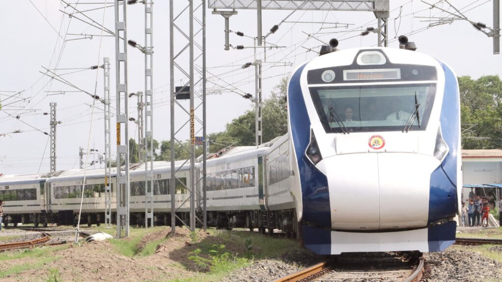 During its journey between Patna and Howrah, the Vande Bharat Express train stops at eight stations.