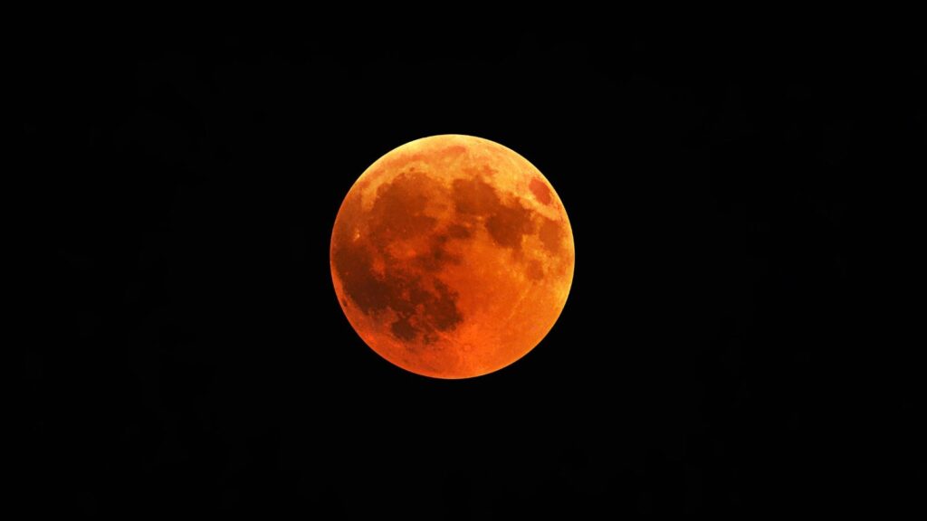 Rayleigh scattering is the phenomenon that explains the crimson glow of the Moon during an eclipse. (Image: Freepik)