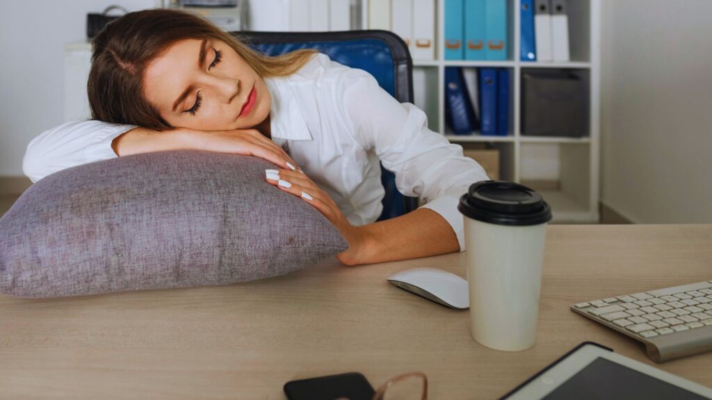 Afternoon naps are scientifically proven to benefit heart and brain health. (Image: FreePik)