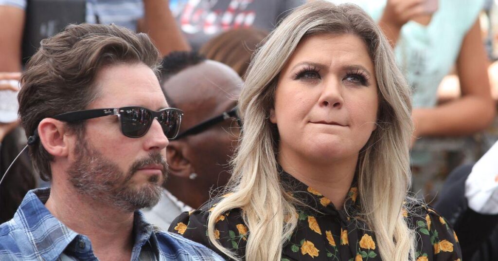 Kelly Clarkson's Grief for Her 2 Kids Fueled by Own 'Troubled Childhood'