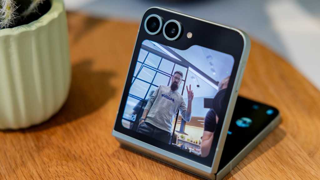 Samsung Galaxy Z Flip 5 Gemini Cover Screen Update Arrives Galaxy Z Flip 6 review 13