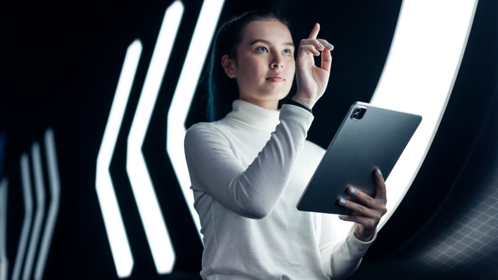 From longer hours to lost opportunities, women in tech say bias and lack of female leaders still shape their everyday experience. (Image: FreePik)