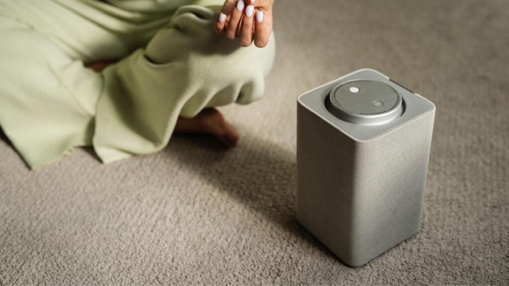 Investing in a high-quality air purifier significantly enhances the health and comfort of living spaces, prompting consumers to carefully evaluate these features when making a purchase. (Image: Freepik)