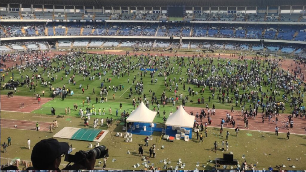 Gone in 20 minutes: Lionel Messi’s angry fans in Kolkata throw chairs, bottles on Salt Lake Stadium field after star leaves quickly | Football News