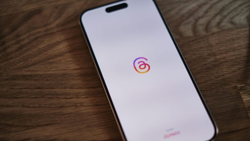 Threads’ growing popularity appears to be driven by Meta’s longer-term choices. The app is frequently promoted across Facebook and Instagram, making it easy for existing users to discover and try it.(Image: Unsplash)