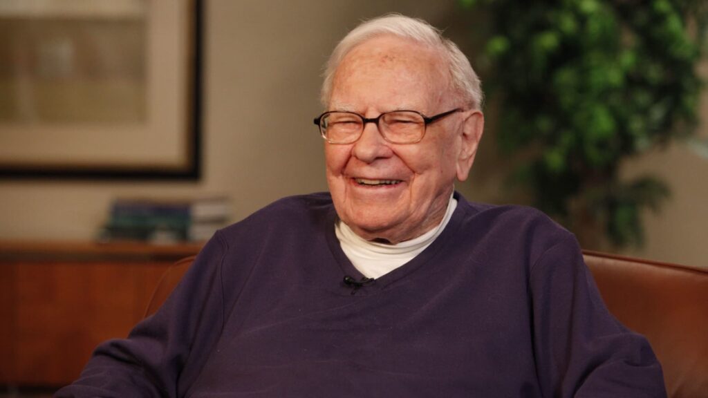 Warren Buffett says he’s still making investment calls at Berkshire, flags ‘tiny’ buy Warren Buffett teams up with Stephen Curry for charity lunch