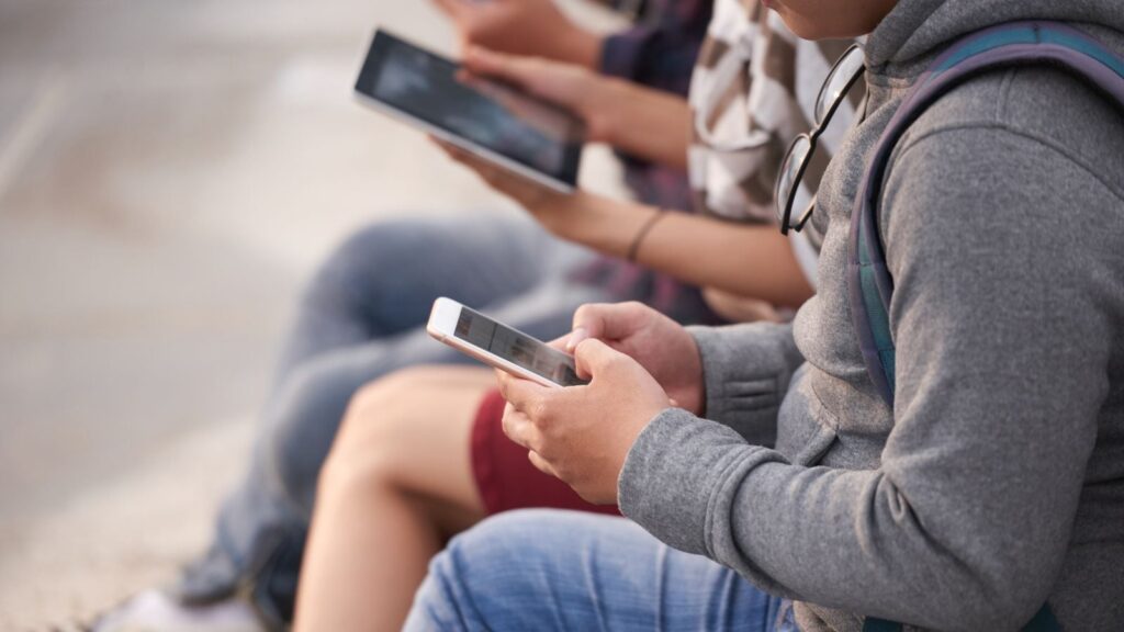 A new report suggests many teenagers still access social media despite the government ban. (Image: FreePik)