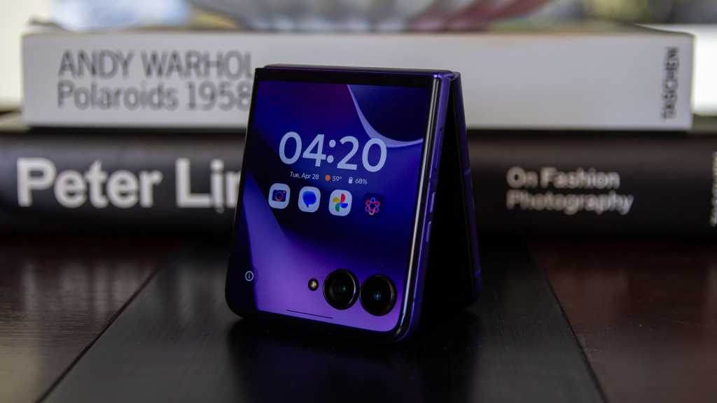 Motorola Razr 70 Ultra Hands-on: Hidden Depths Motorola Razr 70 Ultra cover screen
