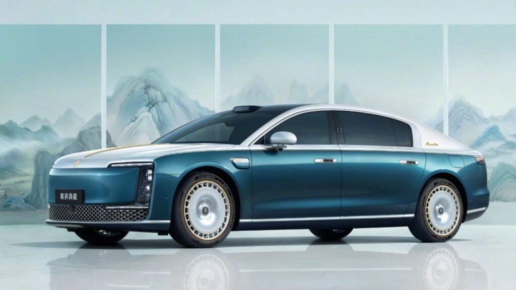 Huawei Maextro S800's software-powered EV strategy is helping Chinese automakers push deeper into the premium car market. (Image: X/DriveGreen80167)