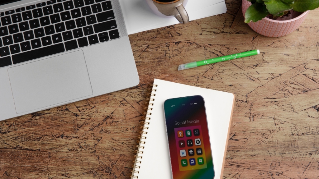 Gadgets and apps designed to make mindless scrolling less automatic can help users build more intentional screen habits. (Image: Freepik)